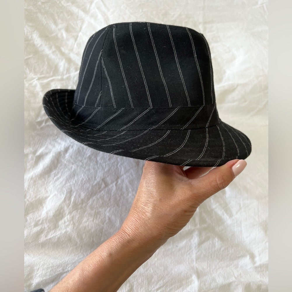 PETER GRIMM BLACK FEDORA HAT WITH WHITE PIN STRIPES SZ S/M (22”).